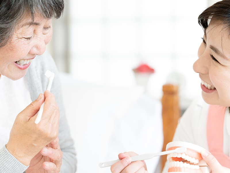 歯みがき指導を受ける高齢女性