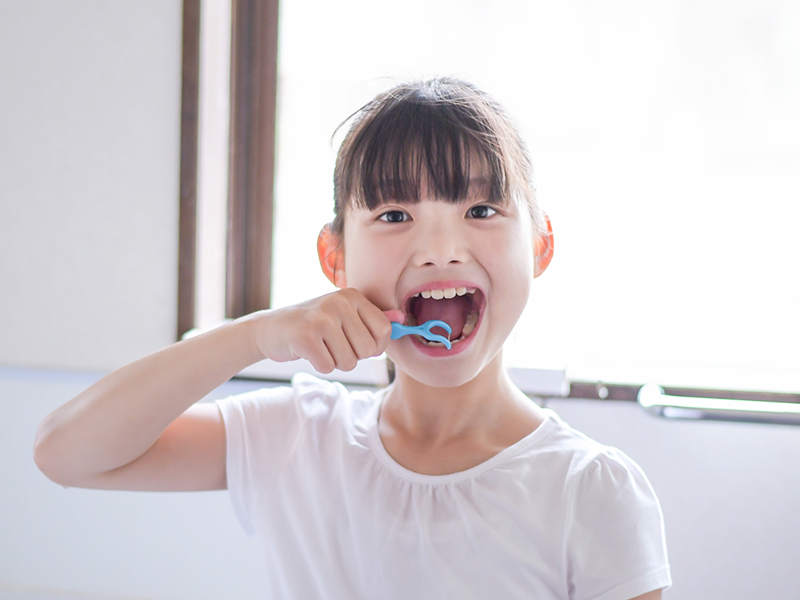 フロスをする小学生