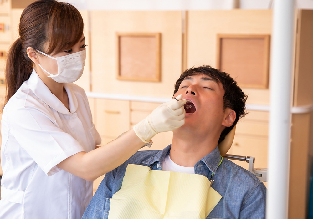 歯科検診を受けている男性