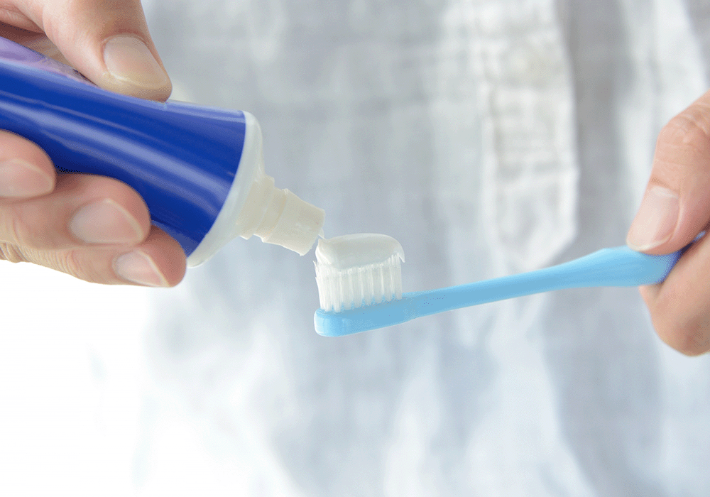 歯ブラシに歯磨き粉を付ける