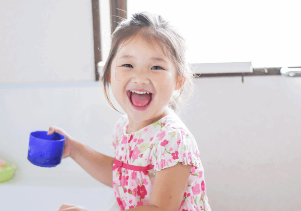 コップを持つ女の子