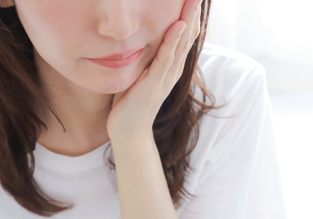 ほほを抑える女性